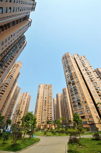 這是長沙城區(qū)內一處新建樓盤(9月1日攝)。湖南省統(tǒng)計局日前發(fā)布的全省第六次人口普查報告顯示,截止到2010年,湖南省實現(xiàn)了99%以上的家庭“居有其屋”,人均居住面積達到34.69平方米,和上一次人口普查(2000年)相比增加7.76平方米。新華社記者 龍弘濤 攝