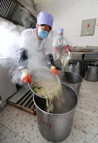 9月7日,在寧夏回族自治區(qū)固原市三營鎮(zhèn)三營中學內,食堂工作人員正在準備免費午餐。新華社記者 彭昭之 攝