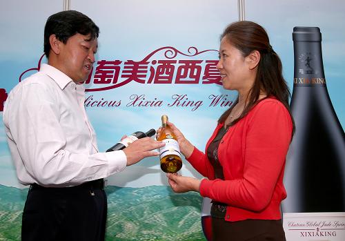 9月21日,國家一級評酒師俞惠明(左)向顧客介紹西夏王葡萄酒。當(dāng)日,為期3天的寧夏農(nóng)墾綠色生態(tài)食品節(jié)在北京大鐘寺舉行。該活動希望通過展示寧夏農(nóng)墾特色綠色生態(tài)食品、宣傳寧夏農(nóng)墾賀蘭山東麓葡萄文化長廊建設(shè),向首都人民介紹寧夏農(nóng)墾特色農(nóng)業(yè)及加大推介寧夏農(nóng)墾農(nóng)產(chǎn)品力度,打造寧夏農(nóng)墾品牌新形象。該活動也是寧夏農(nóng)墾綠色產(chǎn)品首次大規(guī)模集體走進(jìn)北京。