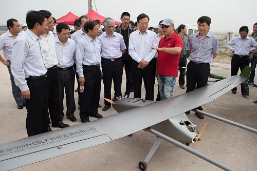 9月23日,操控人員在介紹無人機(jī)。新華社記者 金立旺 攝