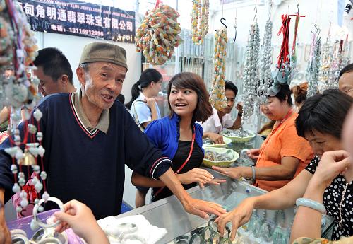 9月24日,觀眾在南寧國(guó)際會(huì)展中心緬甸展位選購(gòu)玉器。自第一屆中國(guó)-東盟博覽會(huì)舉辦以來(lái),來(lái)自東盟國(guó)家參展的首飾、玩具、銀器等各種小商品,因其獨(dú)具特色,工藝精致,價(jià)廉物美而廣受歡迎,持續(xù)參會(huì)9年魅力不減。 新華社記者 張愛(ài)林 攝