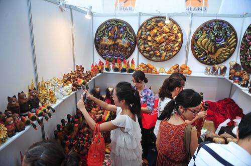 9月24日,觀眾在南寧國(guó)際會(huì)展中心泰國(guó)展位選購(gòu)工藝品。 新華社記者 黃孝邦 攝