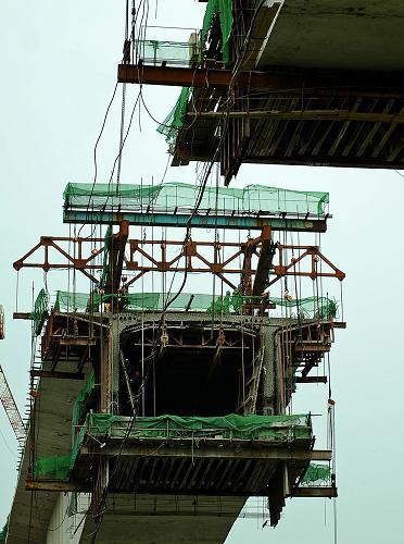 成渝鐵路客運(yùn)專線加緊建設(shè) 11月3日,施工人員在成渝鐵路客運(yùn)專線吳家壩沱江雙線特大橋上施工。 作為我國中長期鐵路網(wǎng)規(guī)劃“四縱四橫”鐵路快速客運(yùn)網(wǎng)中“滬漢蓉快速客運(yùn)通道”重要組成部分,成渝鐵路客運(yùn)專線目前正在加緊建設(shè),全線進(jìn)入架梁階段,預(yù)計(jì)將于2015年3月開通運(yùn)營。 據(jù)悉,成渝鐵路客運(yùn)專線西起成都東客站,向東途經(jīng)簡陽、資陽、資中、內(nèi)江、隆昌后進(jìn)入重慶境內(nèi),后經(jīng)榮昌、大足、永川、璧山、沙坪壩后,抵達(dá)終點(diǎn)站重慶站。線路全長308公里,其中四川境內(nèi)185公里,重慶境內(nèi)123公里。成渝鐵路客運(yùn)專線建成后,將在成渝地區(qū)構(gòu)建一個現(xiàn)代化的快速客運(yùn)網(wǎng),在成渝間形成“1小時交通圈”。 新華社發(fā)(薛玉斌 攝)