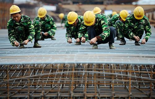 成渝鐵路客運(yùn)專線加緊建設(shè) 11月3日,在位于四川省內(nèi)江市的中交二航局東興制梁場,施工人員在為成渝鐵路客運(yùn)專線建設(shè)的橋梁上綁扎鋼筋。 作為我國中長期鐵路網(wǎng)規(guī)劃“四縱四橫”鐵路快速客運(yùn)網(wǎng)中“滬漢蓉快速客運(yùn)通道”重要組成部分,成渝鐵路客運(yùn)專線目前正在加緊建設(shè),全線進(jìn)入架梁階段,預(yù)計(jì)將于2015年3月開通運(yùn)營。 據(jù)悉,成渝鐵路客運(yùn)專線西起成都東客站,向東途經(jīng)簡陽、資陽、資中、內(nèi)江、隆昌后進(jìn)入重慶境內(nèi),后經(jīng)榮昌、大足、永川、璧山、沙坪壩后,抵達(dá)終點(diǎn)站重慶站。線路全長308公里,其中四川境內(nèi)185公里,重慶境內(nèi)123公里。成渝鐵路客運(yùn)專線建成后,將在成渝地區(qū)構(gòu)建一個現(xiàn)代化的快速客運(yùn)網(wǎng),在成渝間形成“1小時交通圈”。 新華社發(fā)(薛玉斌 攝)