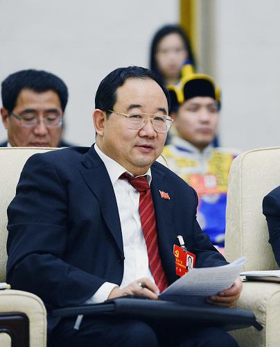 改革開放是中國未來發(fā)展的強大動力 改革開放給中國帶來繁榮穩(wěn)定和國際地位的提高,這不僅是黨內(nèi)、國內(nèi)的共識,也是世界的共識。世界關(guān)注中國的改革,是因為中國的改革開放事業(yè)具有世界意義和全球影響力,牽系著中國乃至世界的未來。 在十八大報告中,胡錦濤指出,全面建成小康社會,必須以更大的政治勇氣和智慧,不失時機深化重要領(lǐng)域改革,堅決破除一切妨礙科學(xué)發(fā)展的思想觀念和體制機制弊端,構(gòu)建系統(tǒng)完備、科學(xué)規(guī)范、運行有效的制度體系,使各方面制度更加成熟更加定型。 11月8日,十八大代表王棟在分組討論時說,中國民營企業(yè)的發(fā)展離不開政策扶持,民營企業(yè)應(yīng)該繼續(xù)抓住改革開放的機遇,把自身做大做強。 新華社記者王建華攝
