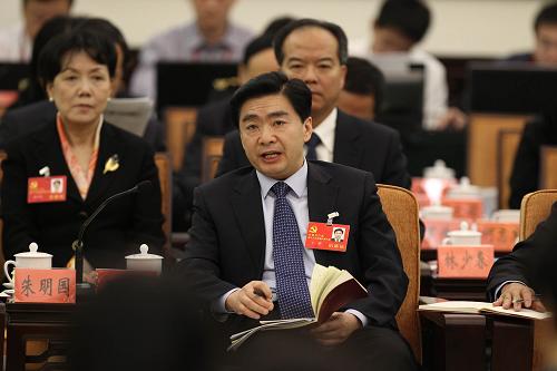 改革開放給中國帶來繁榮穩(wěn)定和國際地位的提高,這不僅是黨內(nèi)、國內(nèi)的共識,也是世界的共識。世界關(guān)注中國的改革,是因為中國的改革開放事業(yè)具有世界意義和全球影響力,牽系著中國乃至世界的未來。在十八大報告中,胡錦濤指出,全面建成小康社會,必須以更大的政治勇氣和智慧,不失時機深化重要領(lǐng)域改革,堅決破除一切妨礙科學(xué)發(fā)展的思想觀念和體制機制弊端,構(gòu)建系統(tǒng)完備、科學(xué)規(guī)范、運行有效的制度體系,使各方面制度更加成熟更加定型。十八大廣東省代表團代表王榮(前)表示,深圳市要不失時機地推進重點領(lǐng)域改革,尤其是在社會領(lǐng)域改革方面,要以更大的勇氣、更大的智慧打破一些不合理的利益格局。