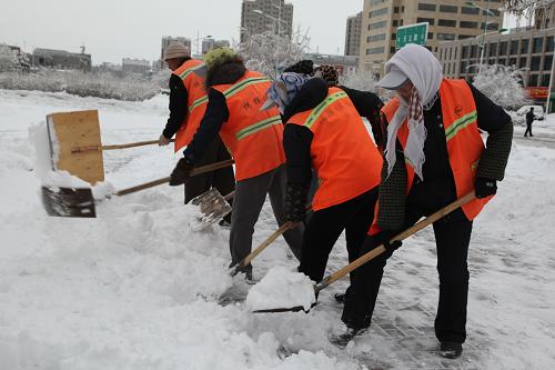11月11日,內(nèi)蒙古赤峰市新城區(qū)環(huán)衛(wèi)工人在除雪。當日,內(nèi)蒙古東部、東北地區(qū)西部出現(xiàn)較強降雪。中央氣象臺11月11日18時發(fā)布寒潮藍色預(yù)警和暴雪橙色預(yù)警,預(yù)計11日20時至12日20時,內(nèi)蒙古東南部和東北部、遼寧北部、吉林大部、黑龍江大部有大雪。其中,吉林中東部、黑龍江中部和南部等地的部分地區(qū)有暴雪,局地有20到30毫米的大暴雪。