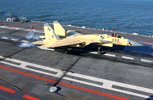 我航空母艦順利進(jìn)行殲—15飛機(jī)起降飛行訓(xùn)練 圖為殲—15艦載機(jī)著陸時(shí)尾鉤與“遼寧艦”飛行甲板上的阻攔索裝置咬合。 9月25日我國第一艘航空母艦“遼寧艦”交接入列后,海軍官兵以科學(xué)求實(shí)的態(tài)度和頑強(qiáng)拼搏的精神,按計(jì)劃迅速投入緊張的出海訓(xùn)練和科研試驗(yàn)任務(wù)中。期間,順利進(jìn)行了殲—15飛機(jī)起降飛行訓(xùn)練。航母平臺(tái)和飛機(jī)的技術(shù)性能得到了充分驗(yàn)證,艦機(jī)適配性能良好,達(dá)到了設(shè)計(jì)指標(biāo)要求。 殲—15飛機(jī)是我國自行設(shè)計(jì)研制的首型艦載多用途戰(zhàn)斗機(jī),具有完全的自主知識(shí)產(chǎn)權(quán),可遂行制空、制海等作戰(zhàn)任務(wù),飛行性能良好,配掛多型精確制導(dǎo)武器,具備遠(yuǎn)程打擊和晝夜間作戰(zhàn)能力。 新華社記者 查春明 攝