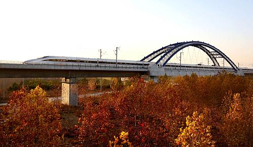 11月25日,一列和諧號(hào)動(dòng)車組列車行駛在鄭州黃河公鐵兩用大橋上。當(dāng)日,京廣高鐵北京至鄭州段轉(zhuǎn)入按運(yùn)行圖模擬運(yùn)行試驗(yàn)階段。一個(gè)月后,京廣高鐵將全線打通。京廣高鐵全長(zhǎng)約2200公里、是縱貫中國(guó)南北的快速客運(yùn)大通道。2009年12月,京廣高鐵武廣段開(kāi)通運(yùn)營(yíng);2012年9月,京廣高鐵鄭武段開(kāi)通。至此,京廣高鐵只剩京鄭段尚未開(kāi)通。待全線打通后,北京至廣州全程縮短至8小時(shí)左右。新華社發(fā)(祝慶 攝)