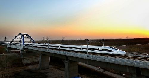 11月25日,一列和諧號(hào)動(dòng)車組列車行駛在鄭州黃河公鐵兩用大橋上。新華社發(fā)(祝慶 攝)