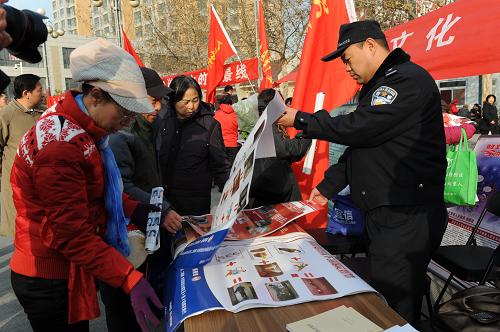 12月4日,北京市房山區(qū)開展現(xiàn)場法律咨詢服務(wù),普及法律知識。新華社發(fā)(李青山 攝)