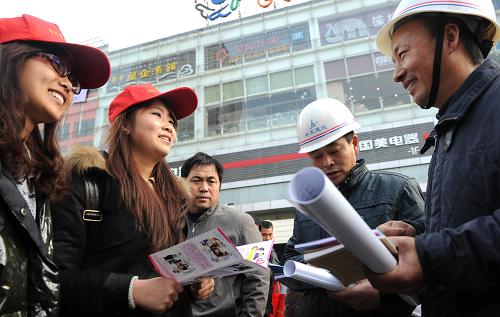 12月4日,合肥市蜀山區(qū)組織大學(xué)生志愿者向工人發(fā)放普法材料。新華社記者 劉軍喜 攝
