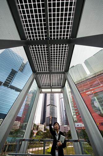 12月17日,工作人員在介紹太陽能裝置。新華社記者 呂小煒 攝