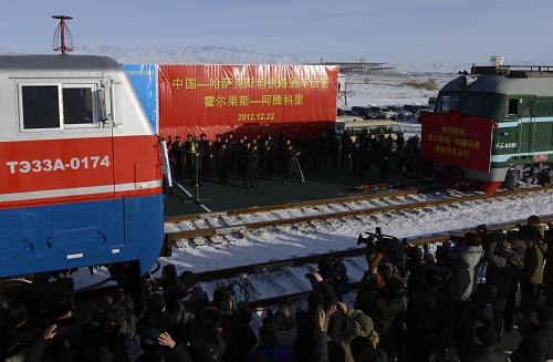 12月22日,來自中方和哈方的兩列列車對開,標(biāo)志著新亞歐大陸橋中哈阿拉山口(中方)-多斯特克(哈方)鐵路線開通。當(dāng)日,中國與哈薩克斯坦第二條鐵路通道——新疆霍爾果斯至哈薩克斯坦阿騰科里鐵路正式開通。同時,霍爾果斯鐵路口岸也正式啟用。據(jù)介紹,霍爾果斯口岸鐵路啟用后,霍爾果斯口岸將成為面向中亞乃至歐洲、集公路、鐵路、管道為一體的國際交通樞紐,將使新疆在我國“向西開放”戰(zhàn)略中居于更重要的位置。新華社記者 趙戈 攝