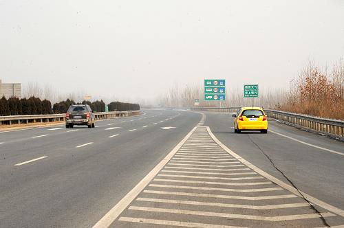 12月22日,車輛在全線貫通的張石高速上行駛。當(dāng)日,全長(zhǎng)602公里的河北張石高速公路實(shí)現(xiàn)全線貫通,成為河北省中西部地區(qū)唯一一條南北縱向大通道。據(jù)了解,張石高速貫通后,往來(lái)石家莊與張家口兩地將無(wú)需繞行北京,緩解了京藏高速進(jìn)京出京方向的擁堵局面,從石家莊到張家口的行車時(shí)間也將由原來(lái)的5個(gè)多小時(shí)縮短到現(xiàn)在的3個(gè)多小時(shí)。新華社發(fā) (朱旭東 攝)
