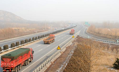12月22日,車輛在全線貫通的張石高速上行駛。新華社發(fā) (朱旭東 攝)
