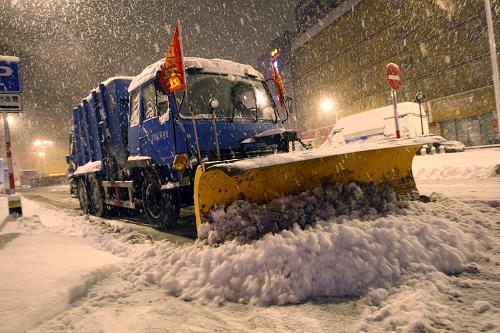 1月2日,鏟雪車在山東省煙臺(tái)市西大街清理路面積雪。當(dāng)日,煙臺(tái)市降下2013年第一場(chǎng)大雪。當(dāng)?shù)亟M織700余輛鏟雪車清理路面積雪,確保城市交通暢行無阻和市民出行安全。煙臺(tái)市氣象臺(tái)6時(shí)發(fā)布暴雪黃色預(yù)警和道路結(jié)冰橙色預(yù)警。新華社發(fā)(申吉忠 攝)