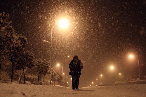 1月2日,在山東省煙臺(tái)市化工路,行人冒雪趕路。新華社發(fā)(申吉忠 攝)