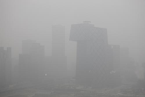 1月13日上午10點(diǎn)半左右,北京中央商務(wù)區(qū)(CBD)的高樓被霧霾籠罩。當(dāng)日,霧霾仍盤踞京城,上午9時(shí)空氣質(zhì)量監(jiān)測(cè)數(shù)據(jù)顯示,除定陵、八達(dá)嶺、密云水庫(kù)外,北京其余區(qū)域空氣質(zhì)量指數(shù)AQI全部達(dá)到極值500,為六級(jí)嚴(yán)重污染中的“最高級(jí)”,至此,北京已連續(xù)3天空氣質(zhì)量六級(jí)污染。北京市氣象臺(tái)10時(shí)35分發(fā)布北京氣象史上首個(gè)霾橙色預(yù)警,預(yù)計(jì)當(dāng)日白天北京平原地區(qū)將出現(xiàn)能見度小于2000米的霾,空氣污濁。新華社發(fā)(劉長(zhǎng)龍 攝)