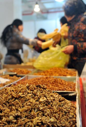 1月18日,市民在浙江食品市場(chǎng)展銷廳選購(gòu)年貨。當(dāng)日,浙江食品市場(chǎng)舉辦為期10天的第四屆“中國(guó)年·年貨節(jié)”,3萬余種來自全國(guó)各地的特色特價(jià)優(yōu)質(zhì)年貨在市場(chǎng)上集中展銷,吸引大批市民前來選購(gòu)。 新華社記者 黃宗治 攝