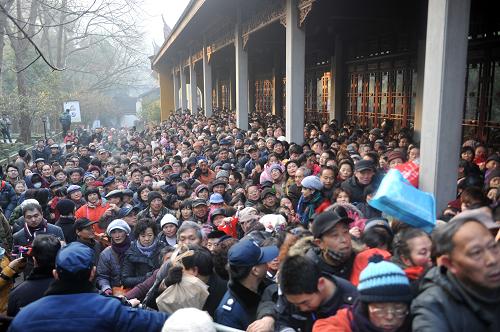 1月19日,部分民眾未能遵守排隊的規(guī)則,涌入靈隱寺內(nèi)分發(fā)臘八粥的地方。當(dāng)日,杭州靈隱寺實行免門票在寺廟內(nèi)分發(fā)臘八粥,但部分民眾未能遵守排隊的規(guī)則,一時出現(xiàn)混亂場面,所幸在安保人員采取分流的措施下,人群逐漸疏散,沒有群眾受傷。新華社記者 黃宗治 攝