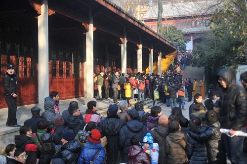 1月19日,部分民眾未能遵守排隊的規(guī)則,涌入靈隱寺內(nèi)分發(fā)臘八粥的地方。所幸在安保人員采取分流的措施下,人群逐漸疏散,沒有群眾受傷。新華社記者 黃宗治 攝