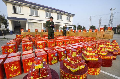 1月24日,舟山邊防支隊民警清點收繳的煙花爆竹。新華社記者 徐昱 攝
