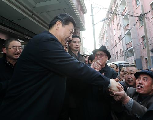 2月4日,習(xí)近平在蘭州市七里河區(qū)西湖街道考察時(shí),與社區(qū)居民親切握手。新華社記者 蘭紅光 攝