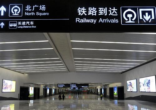 2月5日,人們從蘇州火車站已對(duì)接的南北廣場(chǎng)通道經(jīng)過(guò)。新華社發(fā)(王建康 攝)