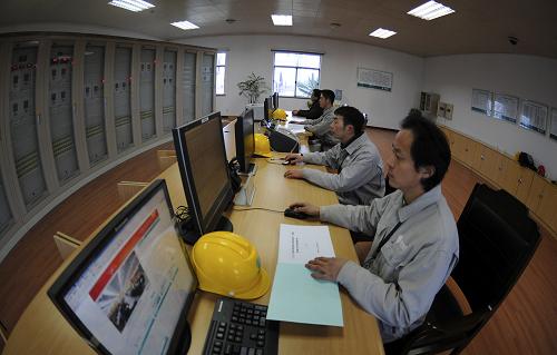 2月9日,安徽省滁州供電公司電力工人在220千伏定遠變電站內(nèi)監(jiān)測電網(wǎng)設(shè)備。新華社發(fā)(宋衛(wèi)星 攝)