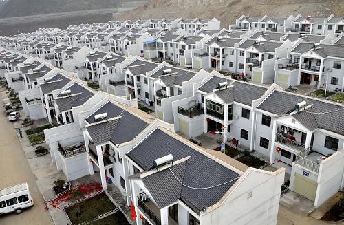 2月9日,南水北調(diào)中線工程核心水源區(qū)湖北省鄖縣柳陂鎮(zhèn)臥龍崗社區(qū)移民家家掛起紅燈籠,喜過(guò)在新村的第一個(gè)春節(jié)。 新華社發(fā)(程復(fù)華 攝)