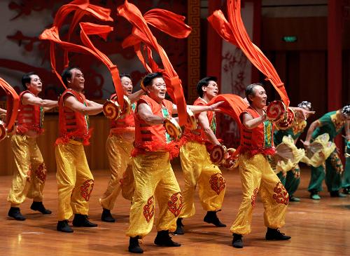 2月11日,北京西城區(qū)宣武文化館舞蹈隊在表演舞蹈《京竹聲聲》。當日,由首都文明辦和國家大劇院聯(lián)合舉辦的第二屆“我愛北京——市民新春聯(lián)歡會”在北京國家大劇院音樂廳拉開帷幕。據(jù)了解,從初二到初五,國家大劇院音樂廳每天上下午將各進行一場演出,給北京市民提供一個展示自我的舞臺,其中不乏專業(yè)藝術家以北京市民的身份登臺獻藝。新華社記者 羅曉光 攝