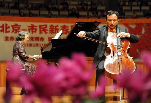 2月11日,著名大提琴演奏家朱亦兵和他的母親王耀玲在合奏《天鵝》。新華社記者 羅曉光 攝