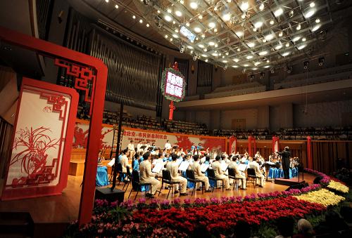 2月11日,國家電網(wǎng)北京電力民樂團在表演民樂合奏。新華社記者 羅曉光 攝