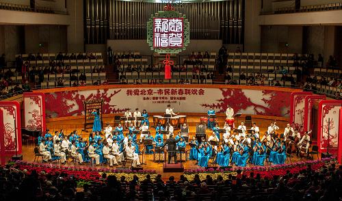 2月11日,國家電網(wǎng)北京電力民樂團在表演民樂合奏。新華社記者 張宇 攝