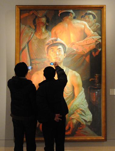 2月13日,兩名觀眾在北京中國美術(shù)館觀賞油畫作品《鋼水汗水》,樂享春節(jié)“文化大餐”。新華社發(fā)(李文明 攝)