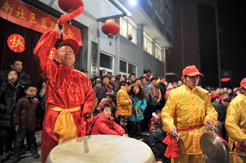 2月22日,回遷居民在表演《歡慶鑼鼓》。當(dāng)日,安徽省合肥市包河區(qū)常青街道淝南社區(qū)內(nèi)的回遷小區(qū)淝南家園二期的居民們?cè)趧倓偨ǔ傻男录议T(mén)前組織了一場(chǎng)由居民們自編自演的元宵晚會(huì),迎接佳節(jié),歡慶喬遷。據(jù)介紹,在未來(lái)的幾個(gè)月中淝南家園二期將陸續(xù)入住近2000戶回遷居民。新華社記者 郭晨 攝