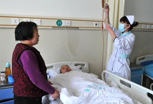 在河北省唐縣白求恩紀(jì)念醫(yī)院,護(hù)士在為一位住院患者輸液(2月22日攝)。新華社發(fā)(朱旭東 攝)