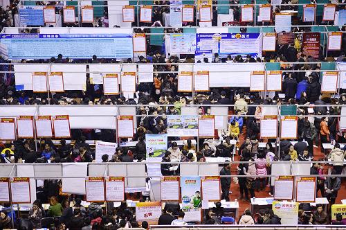 2月23日,招聘會(huì)現(xiàn)場(chǎng)人頭攢動(dòng)。當(dāng)日,2013寧夏(銀川)沿黃經(jīng)濟(jì)區(qū)春季跨區(qū)域人才招聘會(huì)在銀川市體育館舉行。吸引609家企業(yè)進(jìn)場(chǎng),提供就業(yè)崗位45358個(gè),崗位涉及工程技術(shù)、能源化工、廣告裝飾等多個(gè)行業(yè),當(dāng)日進(jìn)場(chǎng)求職者達(dá)3萬多人次。新華社記者 王鵬 攝