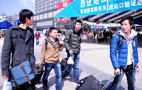 2月23日,幾位前往武漢上學(xué)的福建學(xué)生準(zhǔn)備乘車。 當(dāng)日,南昌鐵路局福州火車站迎來節(jié)后客流高峰,預(yù)計到達(dá)旅客70000人,發(fā)送旅客54700人。為此,鐵路部門加開福州至重慶臨客390次,和5趟到達(dá)福州的臨客,以確保旅客平安進(jìn)出。新華社記者 林善傳 攝