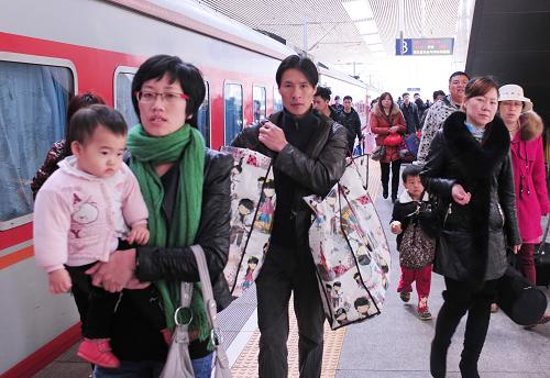 2月23日,旅客準(zhǔn)備乘坐2002次福州開往南京的列車。新華社記者 林善傳 攝