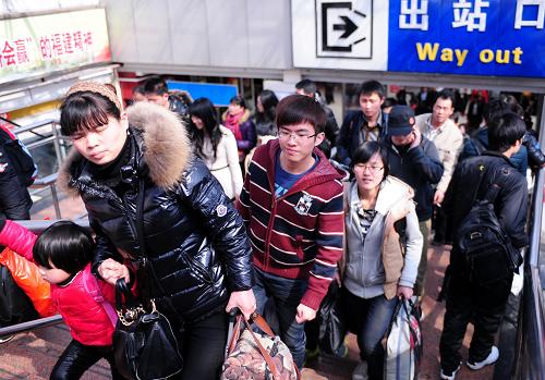 2月23日,到達(dá)福州火車站的旅客走出站口。 新華社記者 林善傳 攝