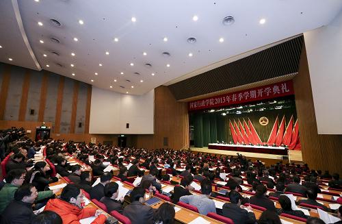 3月2日,國(guó)家行政學(xué)院2013年春季開學(xué)典禮暨省部級(jí)領(lǐng)導(dǎo)干部生態(tài)文明建設(shè)專題研討班開班式在北京舉行,國(guó)務(wù)委員兼國(guó)務(wù)院秘書長(zhǎng)、國(guó)家行政學(xué)院院長(zhǎng)馬凱出席并講話。新華社記者 丁林 攝