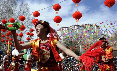 西藏慶祝百萬農(nóng)奴解放54周年 3月28日,農(nóng)民藝術(shù)團演員在拉薩街頭表演《歡騰的熱巴》。 當日,西藏各地舉行活動,慶祝西藏百萬農(nóng)奴解放54周年。 新華社記者覺果攝