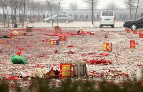 “清明”請(qǐng)文明祭掃 3月31日,在天津永定塔陵內(nèi),祭掃廢棄物與鞭炮屑堆積在廣場(chǎng)上。 清明將至,天津各大公墓迎來(lái)祭掃高峰,特別是在3月30日至31日這個(gè)清明節(jié)前的最后一個(gè)周末,大批市民出門(mén)祭掃。在很多公墓內(nèi),一些市民依舊沿襲放鞭炮、燒紙錢(qián)等舊習(xí)俗祭拜先人,造成空氣污染、環(huán)境衛(wèi)生質(zhì)量下降。 新華社發(fā)(劉東岳 攝)