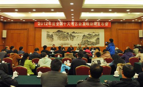 4月9日,2012年度全國(guó)十大考古新發(fā)現(xiàn)在北京揭曉。國(guó)家文物局、中國(guó)文物報(bào)社、中國(guó)考古學(xué)會(huì)聯(lián)合召開(kāi)新聞發(fā)布會(huì),宣布河南欒川孫家洞舊石器遺址、江蘇泗洪順山集新石器時(shí)代遺址、四川金川劉家寨新石器時(shí)代遺址、陜西神木石峁遺址、新疆溫泉阿敦喬魯遺址與墓地、山東定陶靈圣湖漢墓、河北內(nèi)丘邢窯遺址、內(nèi)蒙古遼上京皇城西山坡佛寺遺址、重慶渝中區(qū)老鼓樓衙署遺址、貴州遵義海龍囤遺址共十個(gè)項(xiàng)目被評(píng)為2012年度全國(guó)十大考古新發(fā)現(xiàn)。新華社記者 陳曄華 攝