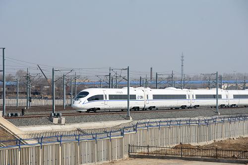 4月21日,一列由哈爾濱站始發(fā)終到大連北站的CRH380B動(dòng)車(chē)組抵達(dá)長(zhǎng)春西站。新華社記者 林宏 攝