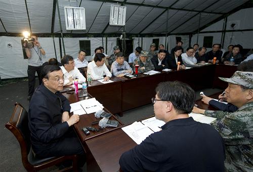 4月20日,中共中央政治局常委、國務(wù)院總理李克強(qiáng)抵達(dá)四川蘆山地震災(zāi)區(qū)察看災(zāi)情,部署抗震救災(zāi)工作。這是李克強(qiáng)在蘆山縣臨時搭建的帳篷里主持召開抗震救災(zāi)工作會議。 新華社記者 黃敬文 攝