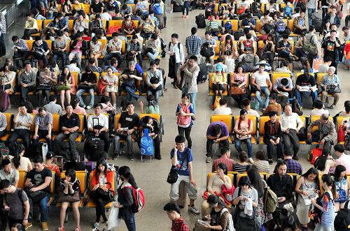 4月28日,大批旅客在南京火車站候車大廳候車。新華社發(fā)