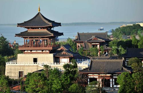5月11日拍攝的建設(shè)基本完成的江西九江琵琶亭景區(qū)。位于江西省九江市長江大橋東側(cè)的琵琶亭重建工程日前已基本完工,目前進(jìn)入收尾階段。據(jù)了解,琵琶亭景區(qū)古建筑以唐代建筑風(fēng)格為主,采用回廊布局,連接白居易紀(jì)念館、歷史文化區(qū)、多媒體展示區(qū)、詩詞藝術(shù)區(qū)及琵琶亭等。琵琶亭為紀(jì)念唐代詩人白居易而建,并因其作品《琵琶行》得名。自唐朝以來,琵琶亭屢有興廢,清朝以后漸就湮沒。2011年6月,九江市在原地重建琵琶亭。新華社發(fā)(胡國林 攝)